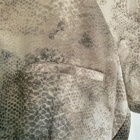 Aritzia Wilfred nude/grey animal print top size XS - Picture 7 of 9